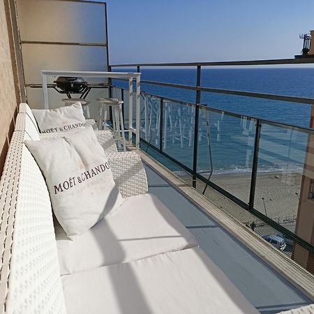 Апартаменты Casa Di Noemi - Seafront With Parking Савона Экстерьер фото
