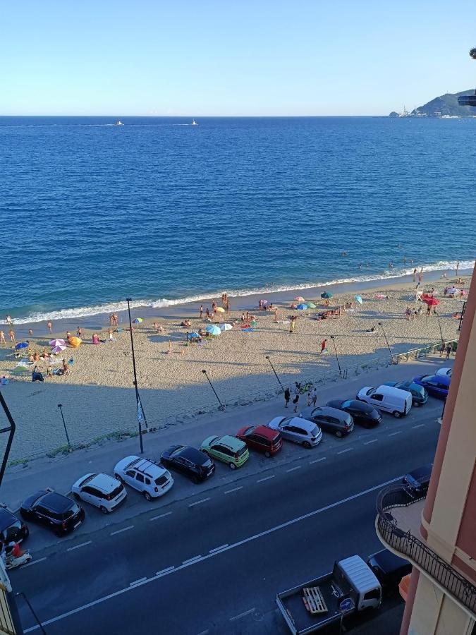 Апартаменты Casa Di Noemi - Seafront With Parking Савона Экстерьер фото
