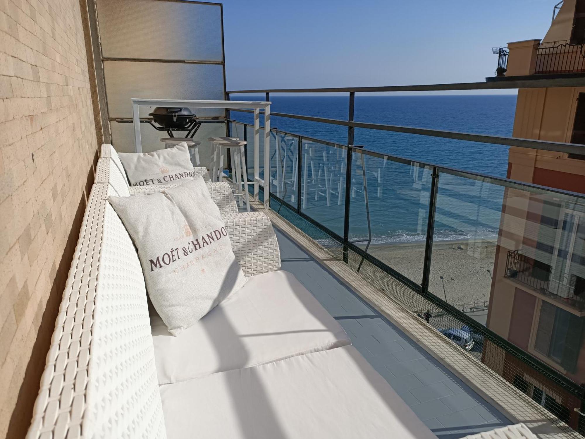 Апартаменты Casa Di Noemi - Seafront With Parking Савона Экстерьер фото